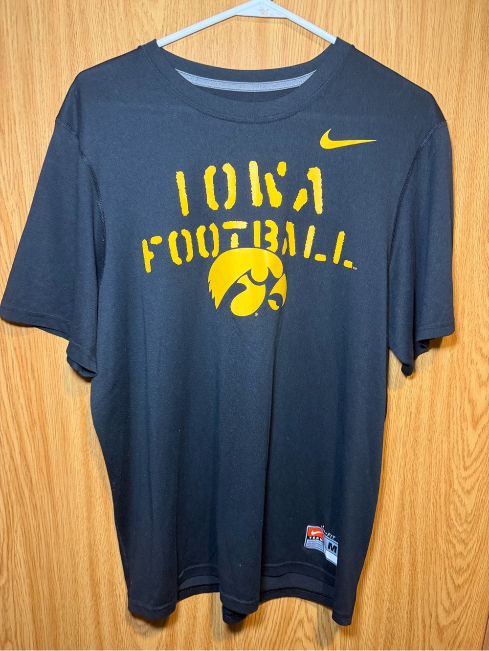 Nike Iowa Hawkeyes Football Dri-Fit T-Shirt Men’s Medium Yellow text & Herky